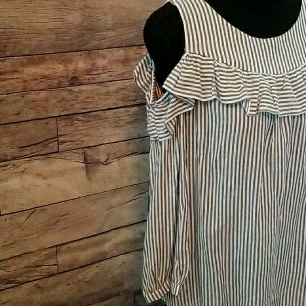 CUTE OFF SHOULDER GRAY STRIPED TOP - Picture 4 of 9